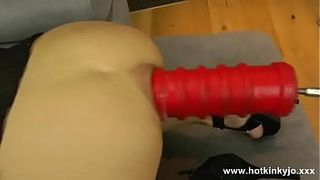 Худощавая брюнетка жёстко выебана в задницу секс-машиной