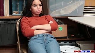 19-летняя воровка трахается с охранником магазина в кабинете